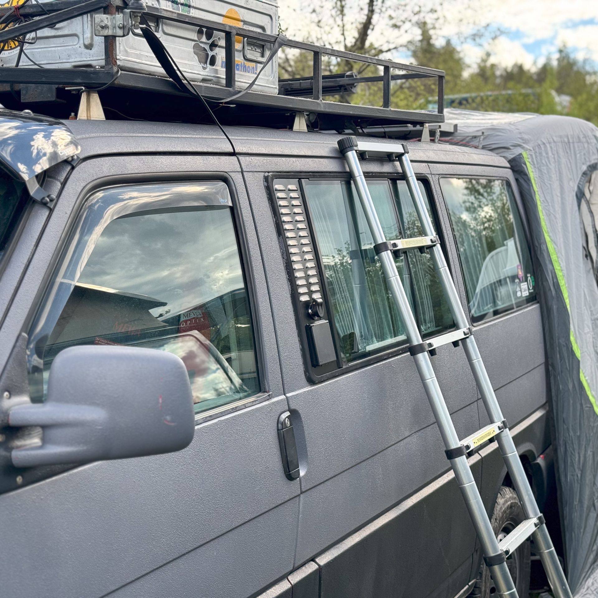 VenturaFlex für VW T4 Schiebefenster Lüftung mit Solar- und CEE, Landstromanschluss + RCD links