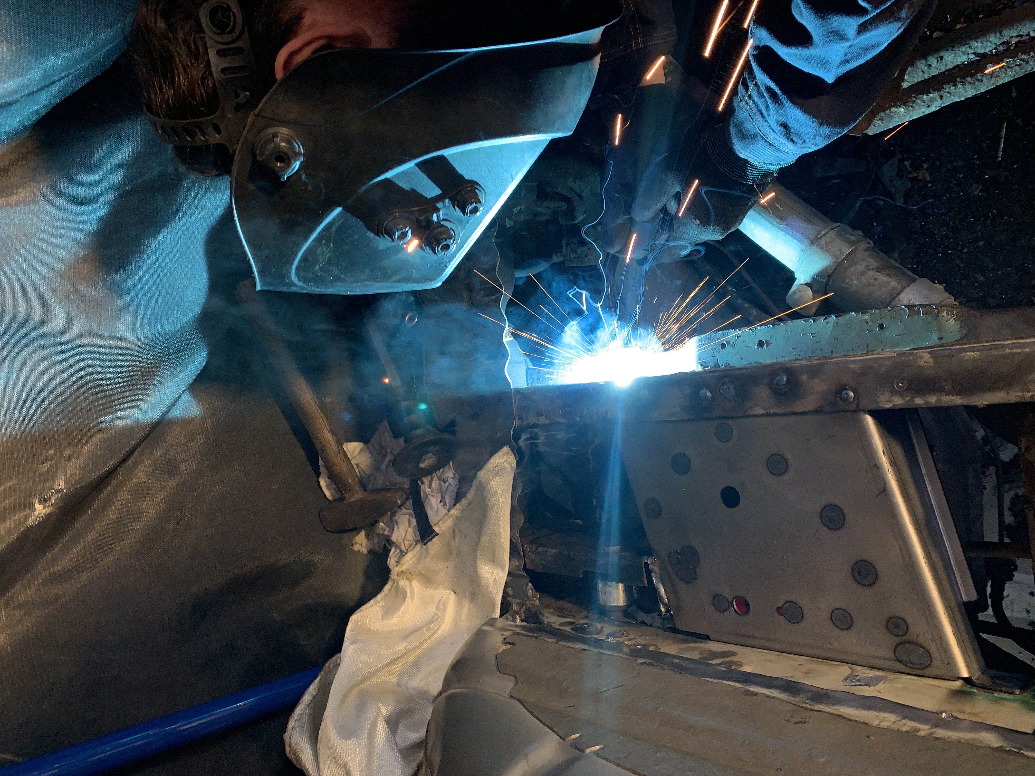 VW T4 Federaufnahme Federteller rechts - Nachbau kein Originalteil VW T4 Federaufnahme Federteller rechts - Nachbau kein Originalteil