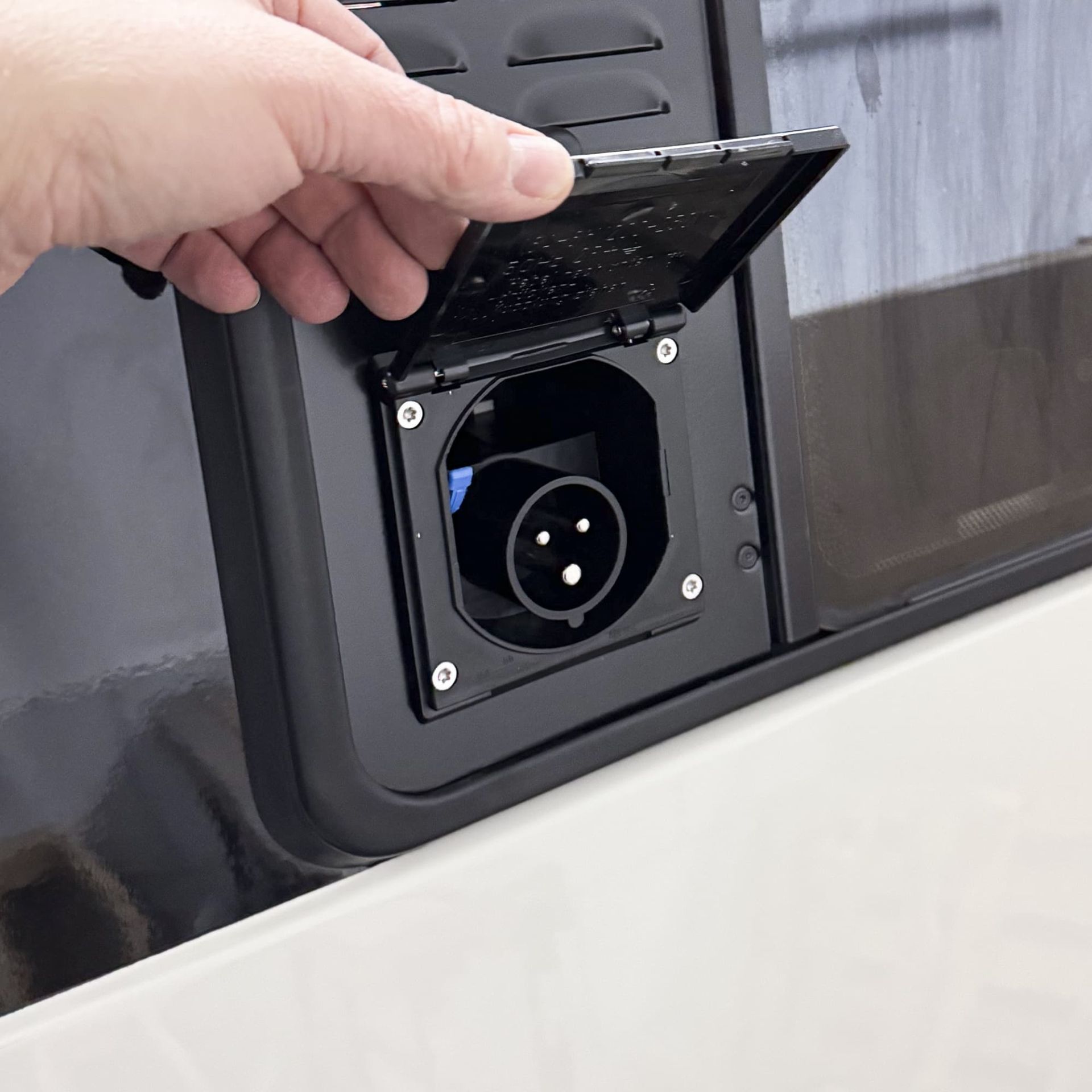 VenturaFlex für VW T4 Schiebefenster Lüftung mit Solar- und CEE, Landstromanschluss + RCD links