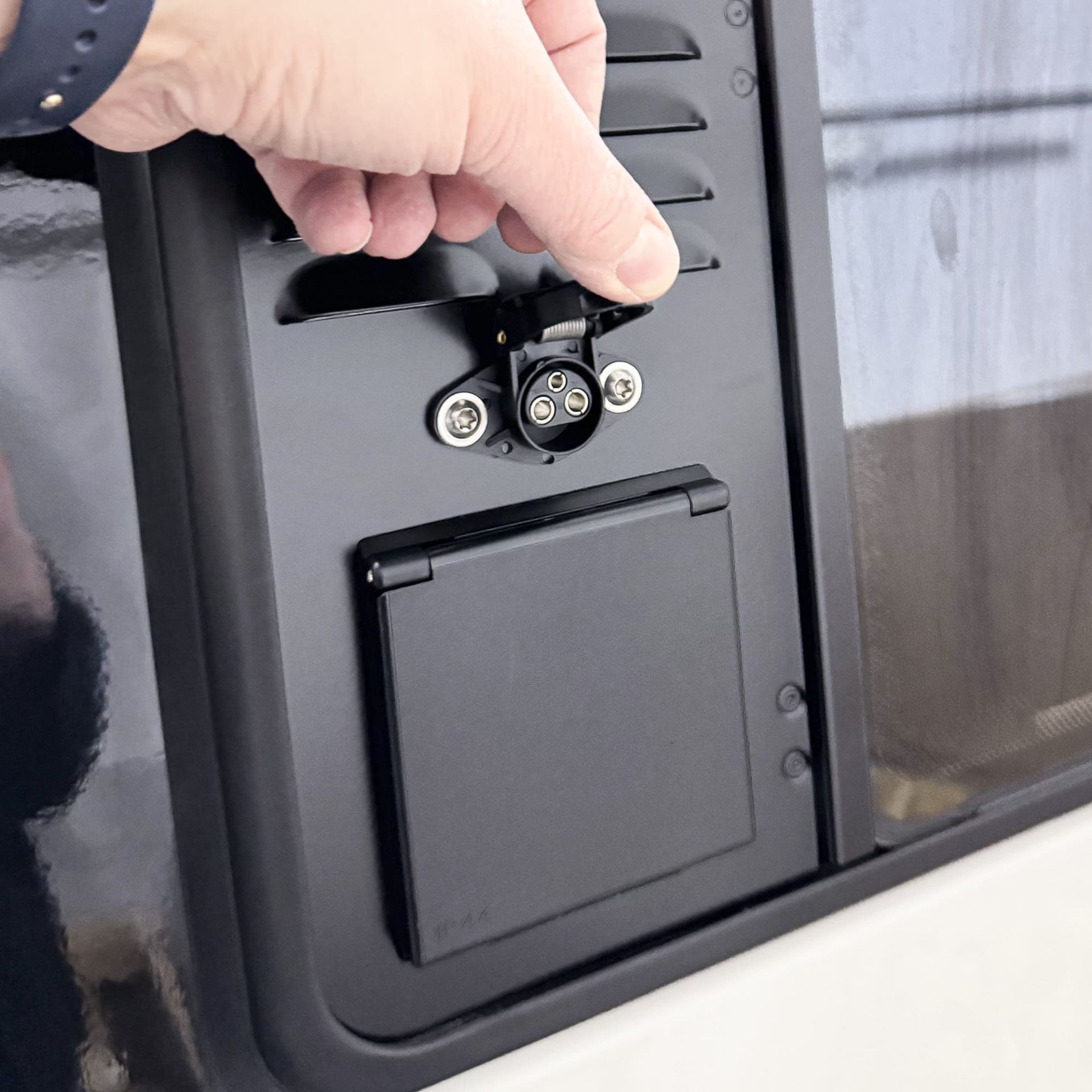 VenturaFlex für VW T4 Schiebefenster Lüftung mit Solar- und CEE, Landstromanschluss + RCD links VenturaFlex für VW T4 Schiebefenster Lüftung mit Solar- und CEE, Landstromanschluss + RCD links