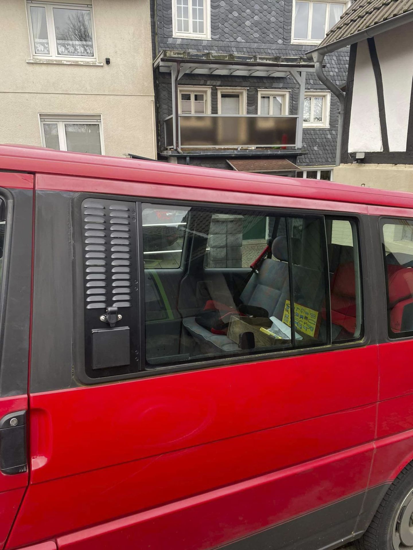 VenturaFlex für VW T4 Schiebefenster Lüftung mit Solar- und CEE, Landstromanschluss + RCD links