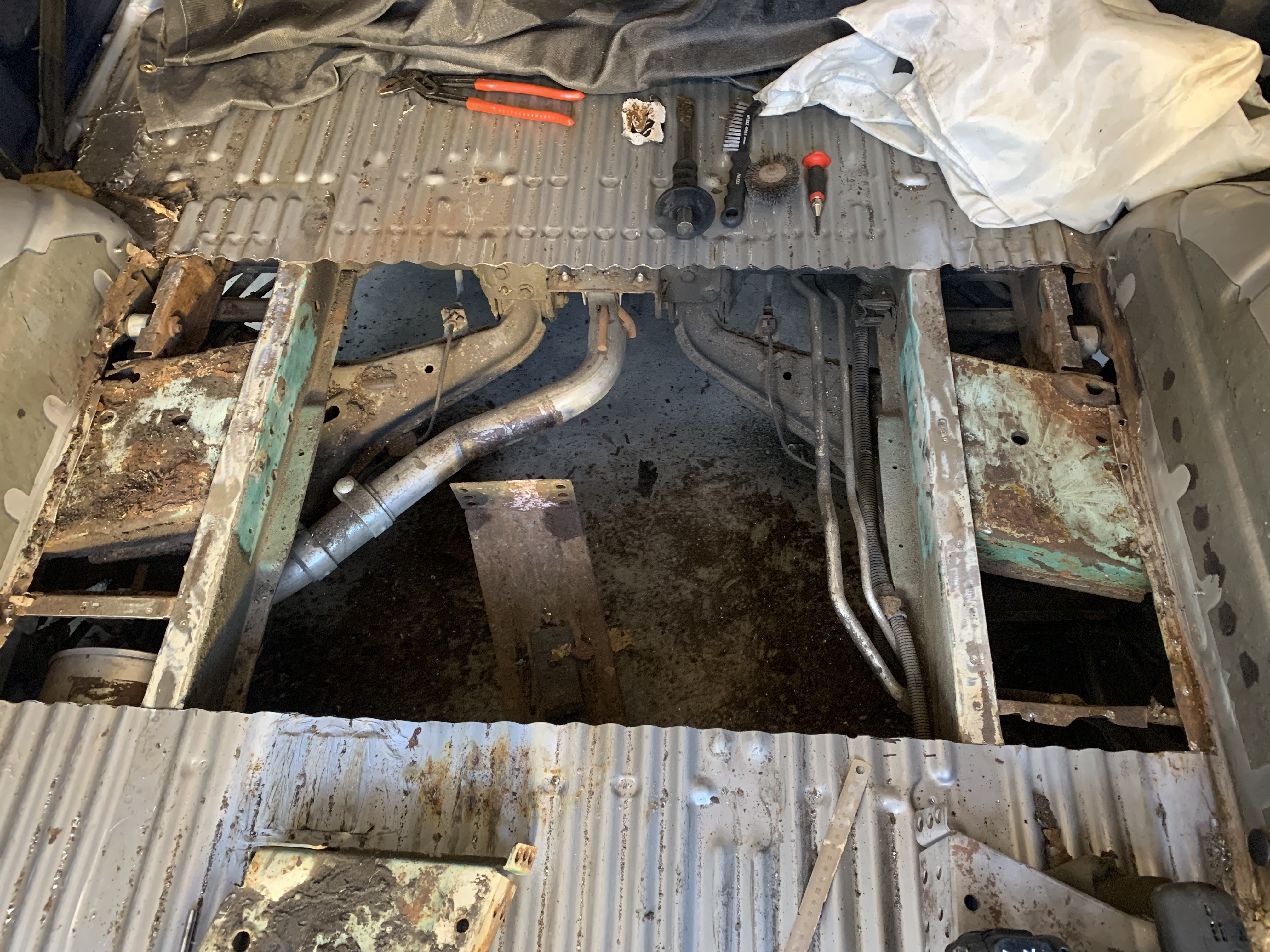 VW T4 Federaufnahme Federteller rechts - Nachbau kein Originalteil VW T4 Federaufnahme Federteller rechts - Nachbau kein Originalteil